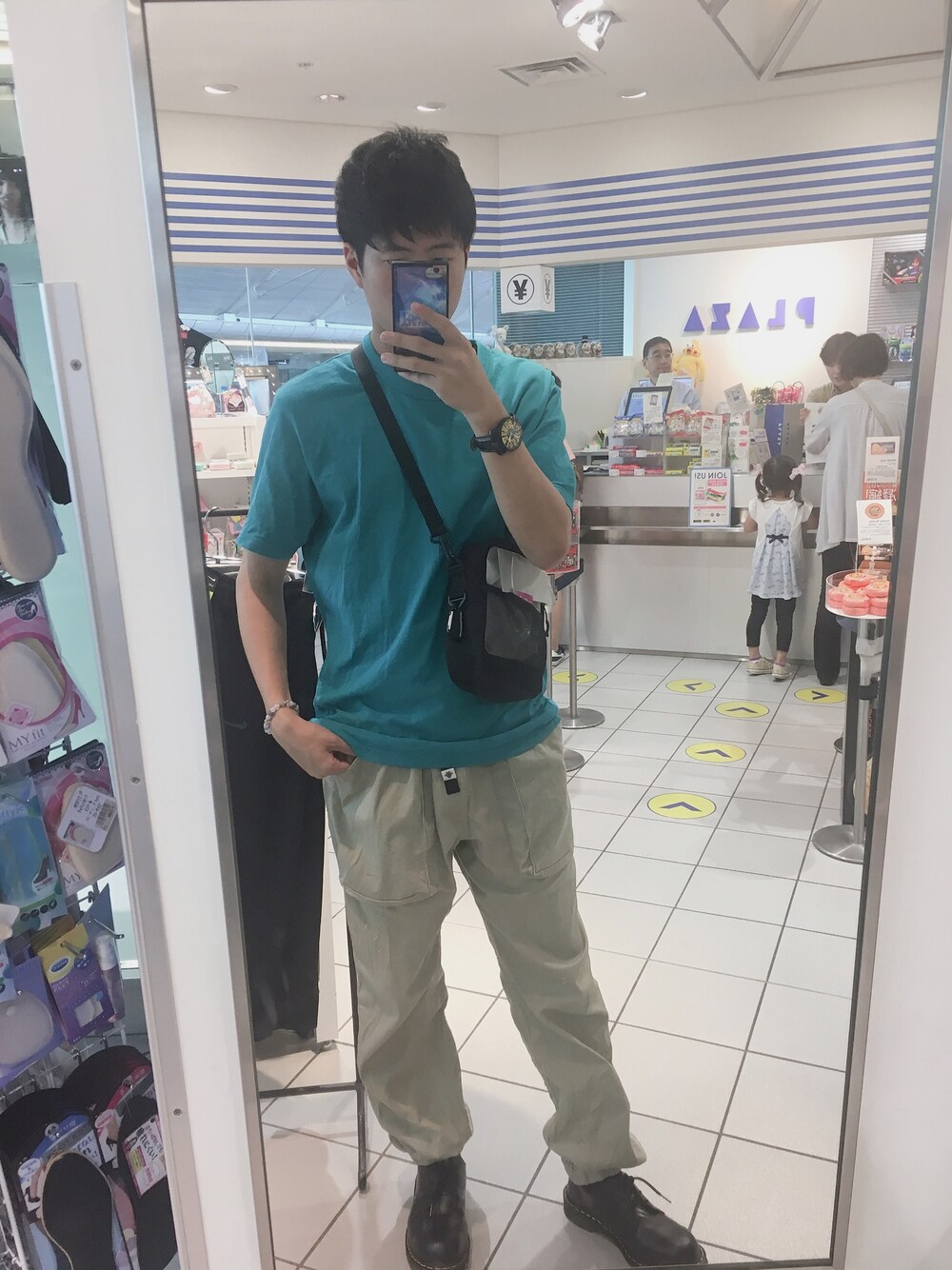 「夏コーデ、ビッグシルエット、ドクターマーチン」｜「UNIQLOのクルーネックT（半袖）（Tシャツ/カットソー、グレー系）」を使った、ちぇるさん（メンズ・177cm）の夏コーディネートの1枚目の写真