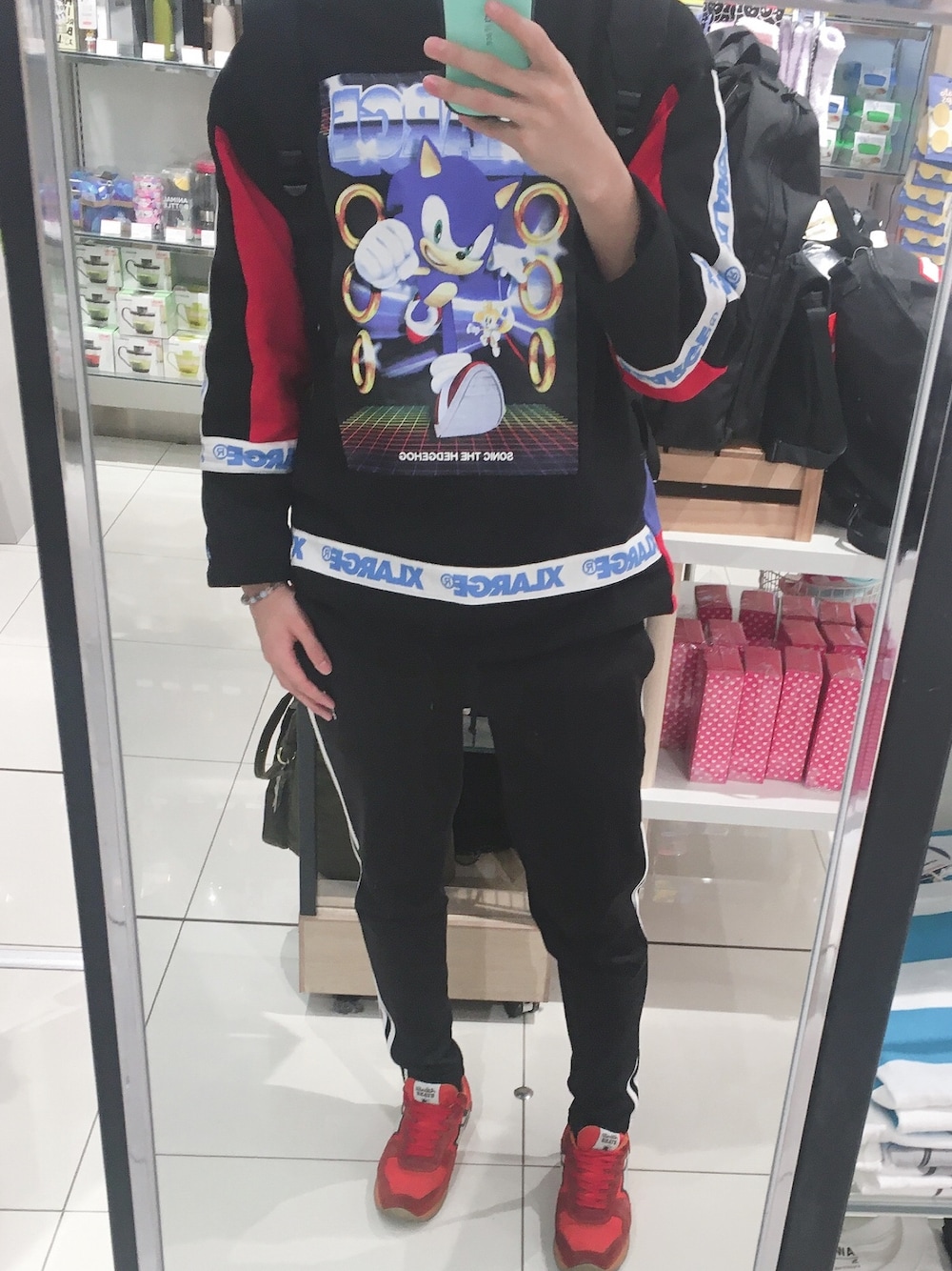 「ストリート、アディダスオリジナルス、ソニック、黒コーデ」｜「XLARGEのアイテム（パーカー、ブラック系）」を使った、ちぇるさん（メンズ・178cm）の春コーディネートの1枚目の写真