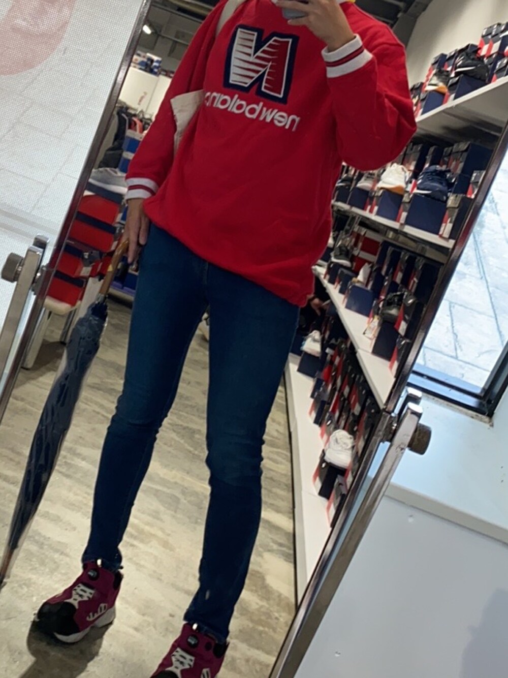 「休日スタイル、古着、リーボック(Reebok)、H&M、買い物」｜「H&MのH&M Super-slim-fit Pants（デニムパンツ、ブラック系）」を使った、ちぇるさん（メンズ・180cm）の秋コーディネートの1枚目の写真