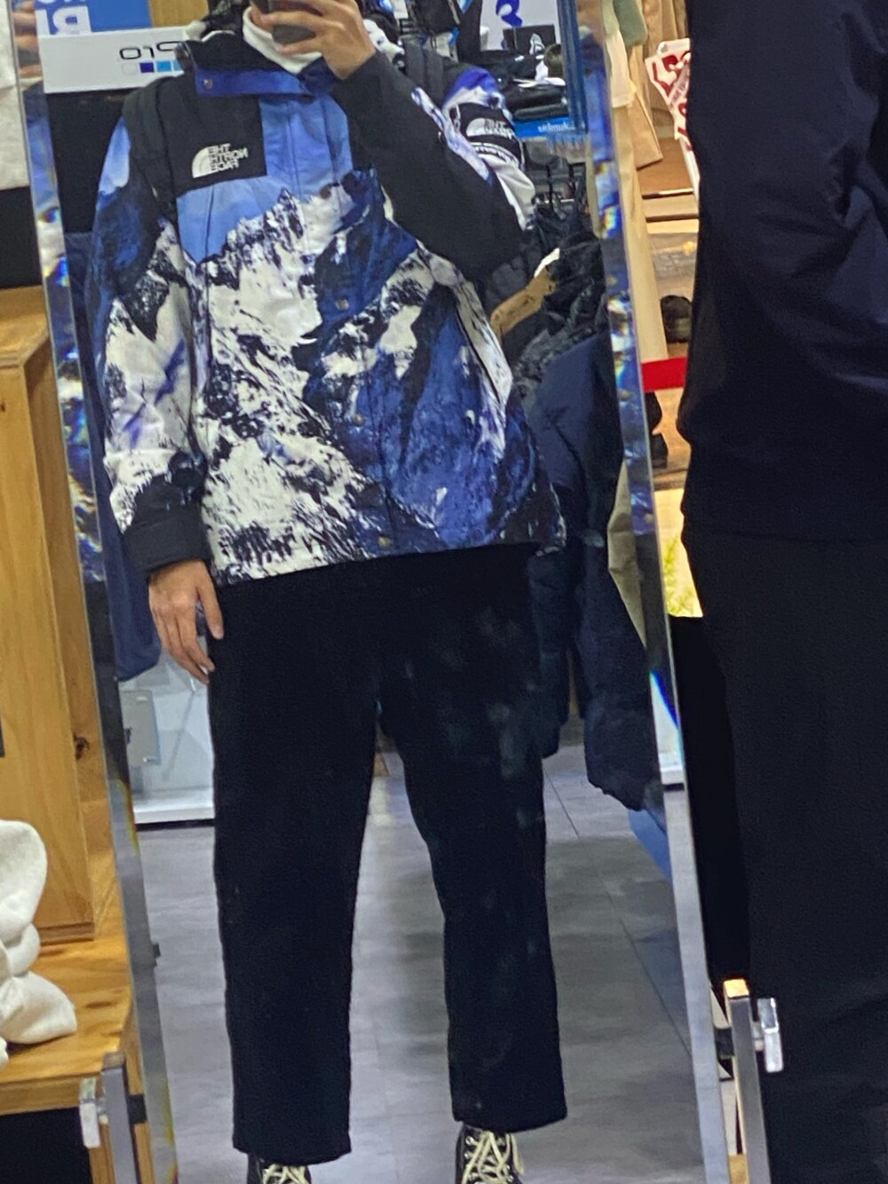 「ストリート、オーバーサイズ、ユニクロ、ブラック、おしゃれさんと繋がりたい、いいね、save、フォローお願いします🤑」｜「Supreme のアイテム（マウンテンパーカー、ブルー系）」を使った、ちぇるさん（メンズ・180cm）の冬コーディネートの1枚目の写真