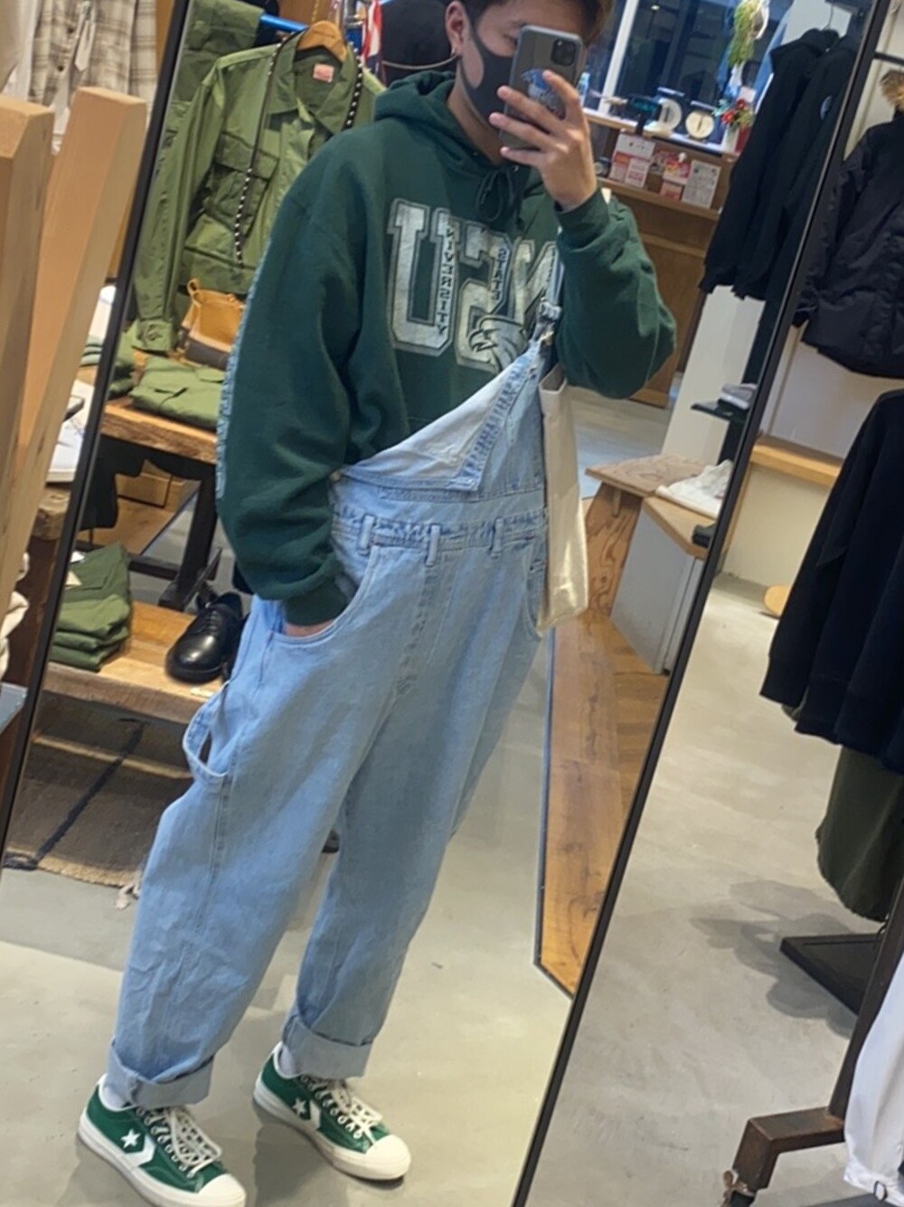 「緑コーデ、古着MIX、古着、コンバース、チャンピオン、おしゃれさんと繋がりたい」｜「SPINNSのルーズシルエット / デニムワイドオーバーオール / ユニセックスアイテム（サロペット/オーバーオール、ブルー系）」を使った、ちぇるさん（メンズ・180cm）の冬コーディネートの1枚目の写真