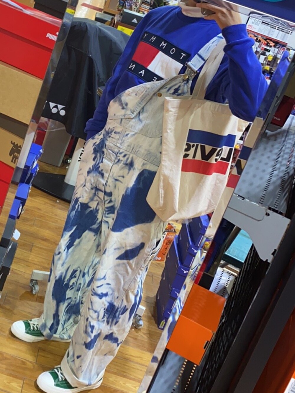 「オーバーサイズ、オーバーオールコーデ、TOMMY HILFIGER、古着コーデ、おしゃれさんと繋がりたい、おしゃれになりたい」｜「DickiesのDickies オーバーオール デニム ユニセックス（サロペット/オーバーオール、ブルー系）」を使った、ちぇるさん（メンズ・180cm）の冬コーディネートの1枚目の写真