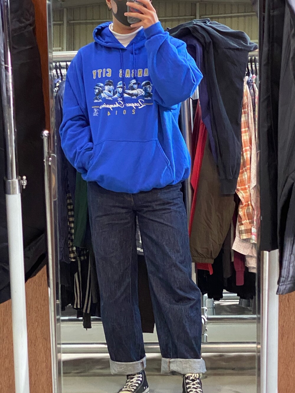 「古着、オーバーサイズ、あおこーで、おしゃれさんと繋がりたい、いいね、save、フォローお願いします🤑、スニーカー、ストリート」｜「UNIQLOのワイドフィットカーブジーンズ（デニムパンツ、グレー系）」を使った、ちぇるさん（メンズ・180cm）の冬コーディネートの1枚目の写真