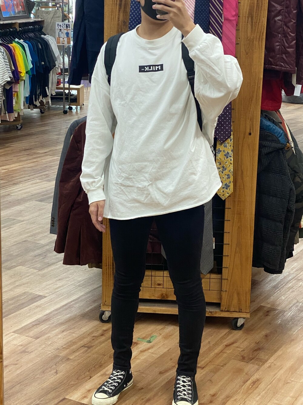「モノトーン、シンプル、おしゃれさんと繋がりたい、オーバーサイズ、黒、ストリートコーデ、converse、フォローsaveいいねお願いします🙇🏻‍♂️」｜「MILKFED.のIN THE HOUSE×MILKFED. L/S TEE BURGUNDY ith-0096（Tシャツ/カットソー、ホワイト系）」を使った、ちぇるさん（メンズ・180cm）の春コーディネートの1枚目の写真