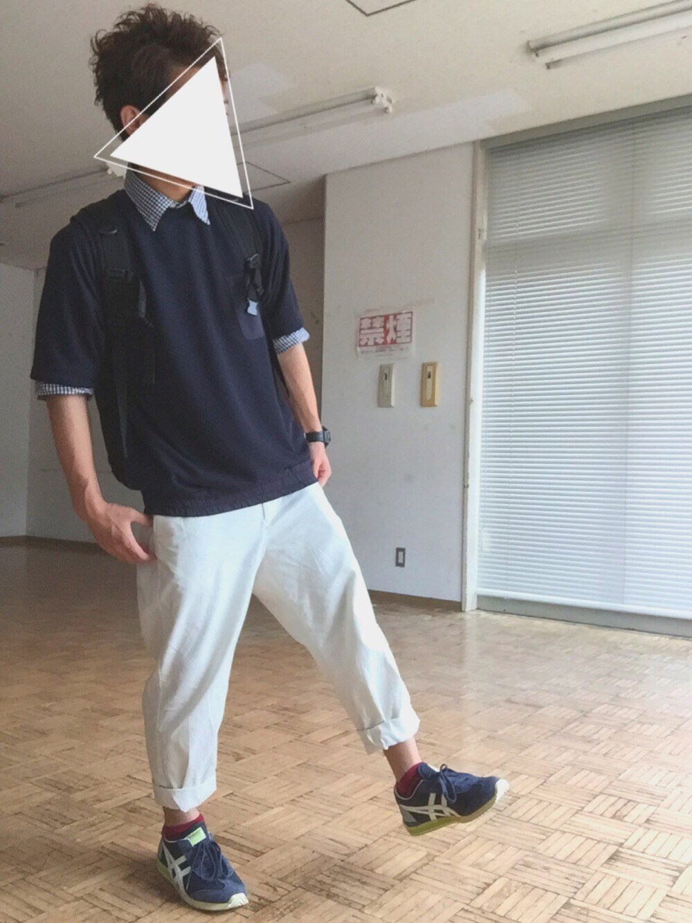 「ラフ、Onitsuka Tiger、カジュアル、夏、ギンガムチェック、オニツカタイガー、クロップドパンツ、白パンツ、レイヤード、ドラフトOT」｜「INDISPENSABLE のWEGO/INDISPENSABLE デイパック FUNK（バックパック/リュック、ブラック系）」を使った、たいせーさん（メンズ・165cm）の夏コーディネートの1枚目の写真