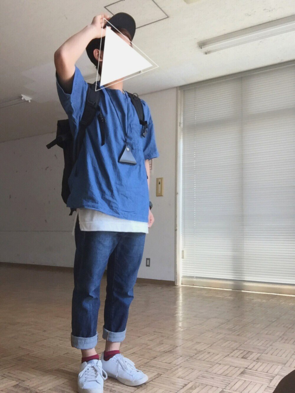 「ラフ、カーキ、スラックスパンツ、Dr.Martens、レイヤードスタイル、きれいめカジュアル、白Tシャツ、お弁当、紙袋、GLOBAL WORK」｜「INDISPENSABLE の【INDISPENSABLE/インディスペンサブル】Daypack"FUNK"（バックパック/リュック、ブラック系）」を使った、たいせーさん（メンズ・165cm）の春コーディネートの1枚目の写真