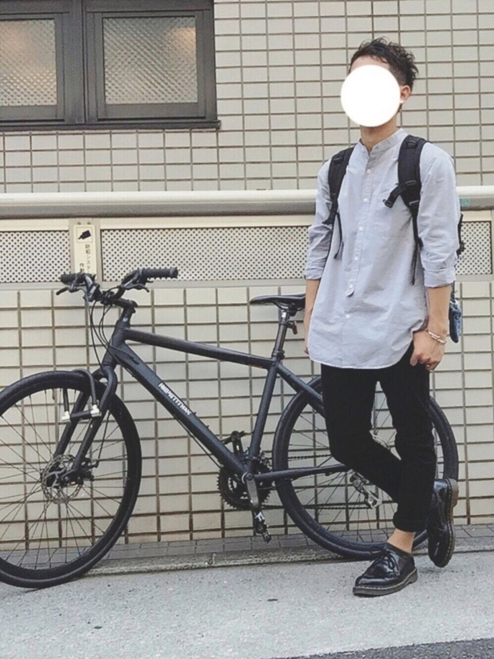 「夏コーデ、サンダル、スポーツサンダル、Gパン、白Tシャツ、デニム」｜「INDISPENSABLE の【INDISPENSABLE/インディスペンサブル】back pack funk/バックパックファンク（バックパック/リュック、ブラック系）」を使った、たいせーさん（メンズ・165cm）の夏コーディネートの1枚目の写真