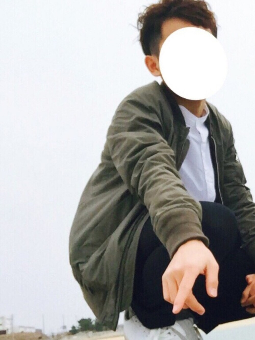 「カジュアル、夏、summer、フハクTシャツ、デニムパンツ、Dr.Martens、赤ソックス、GLOBAL WORK、レイヤードスタイル、シンプルコーデ」｜「海～🐳のアイテム（その他、ブルー系）」を使った、たいせーさん（メンズ・165cm）の春コーディネートの1枚目の写真