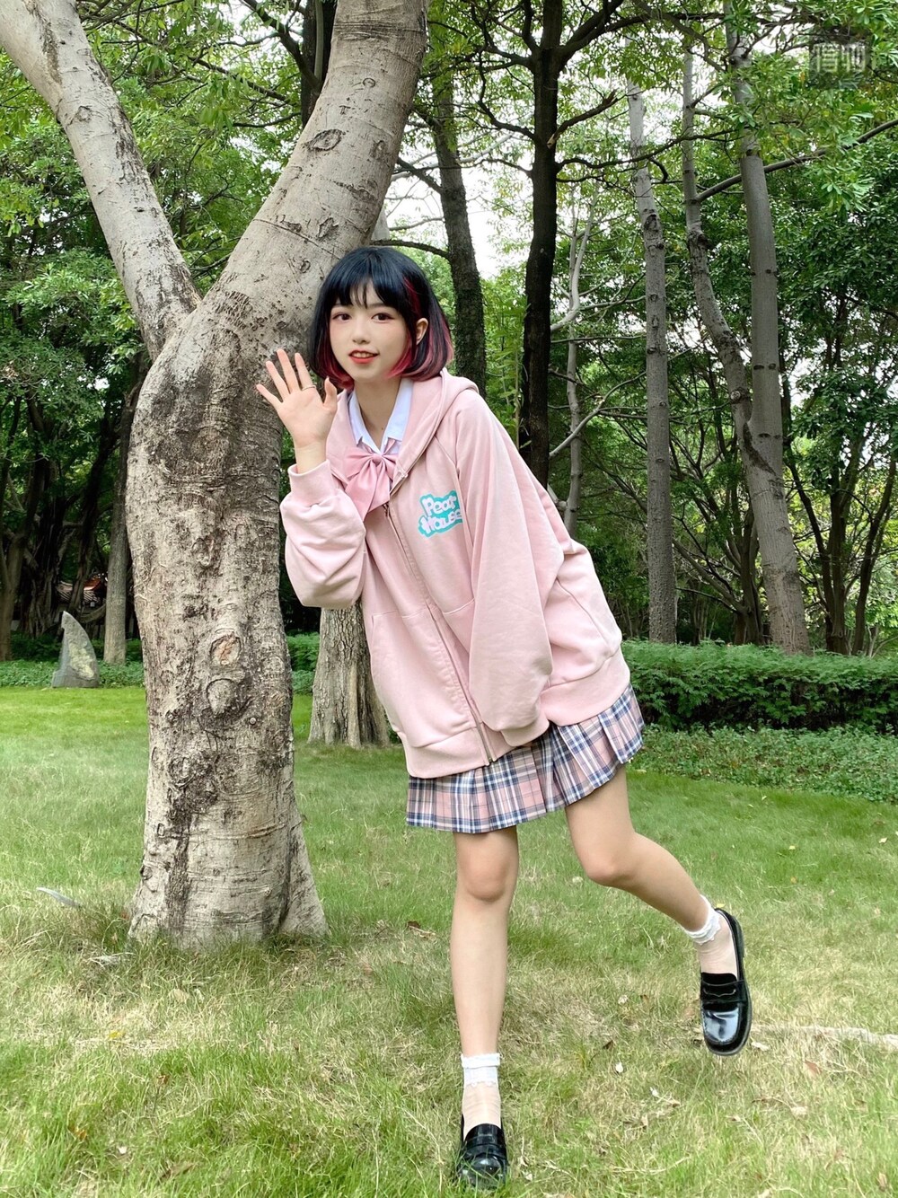 「街头搭配、oversize、converse」｜「WELDER MOODYのアイテム（ノーカラージャケット、ピンク系）」を使った、mooddiaryさん（レディース・165cm）の冬コーディネートの1枚目の写真