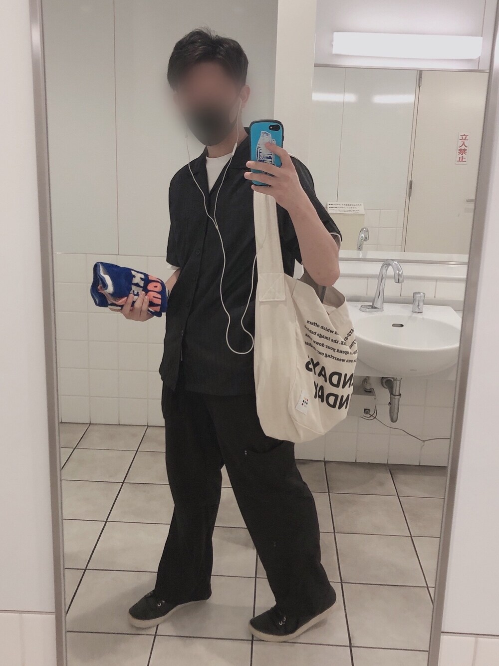 「オールブラック、おしゃれさんと繋がりたい、シンプルコーデ、シンプル、古着好きな人と繋がりたい、ユニクロ、半袖シャツ、夏、休日スタイル、いいね、save、フォローお願いします🤑」｜「VANSのVANS ヴァンズ V2552Z WORKER BEE L/BLACK（スニーカー、ブラック系）」を使った、ukaさん（メンズ・175cm）の夏コーディネートの1枚目の写真