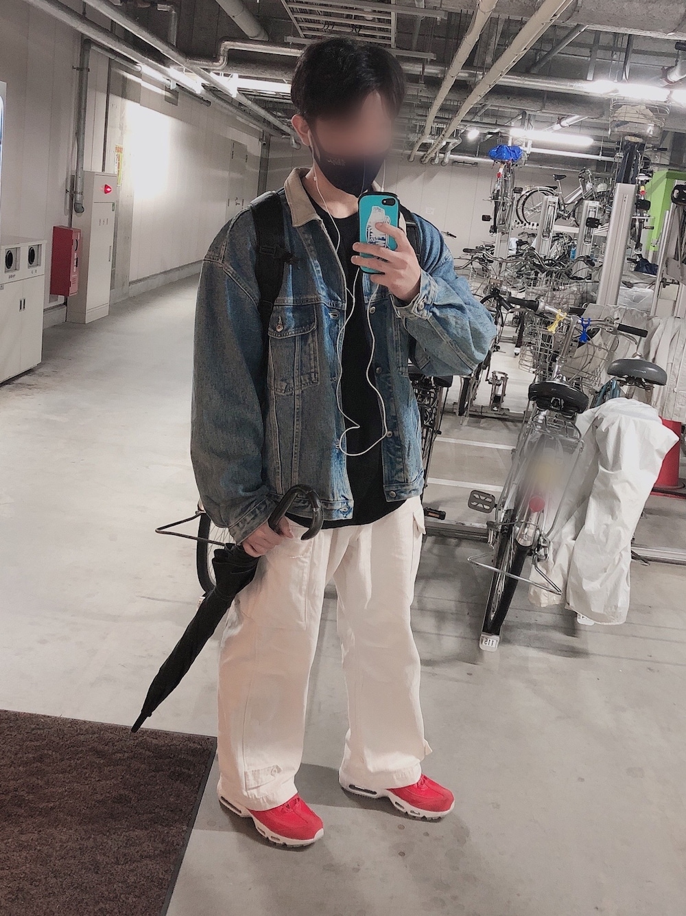 「おしゃれさんと繋がりたい、ootd、ビックシルエット、秋、ストリート、デニムジャケット、カーゴパンツ、スニーカー、カジュアル、シンプル」｜「Banana Republicのアイテム（デニムジャケット、ブルー系）」を使った、ukaさん（メンズ・175cm）の秋コーディネートの1枚目の写真