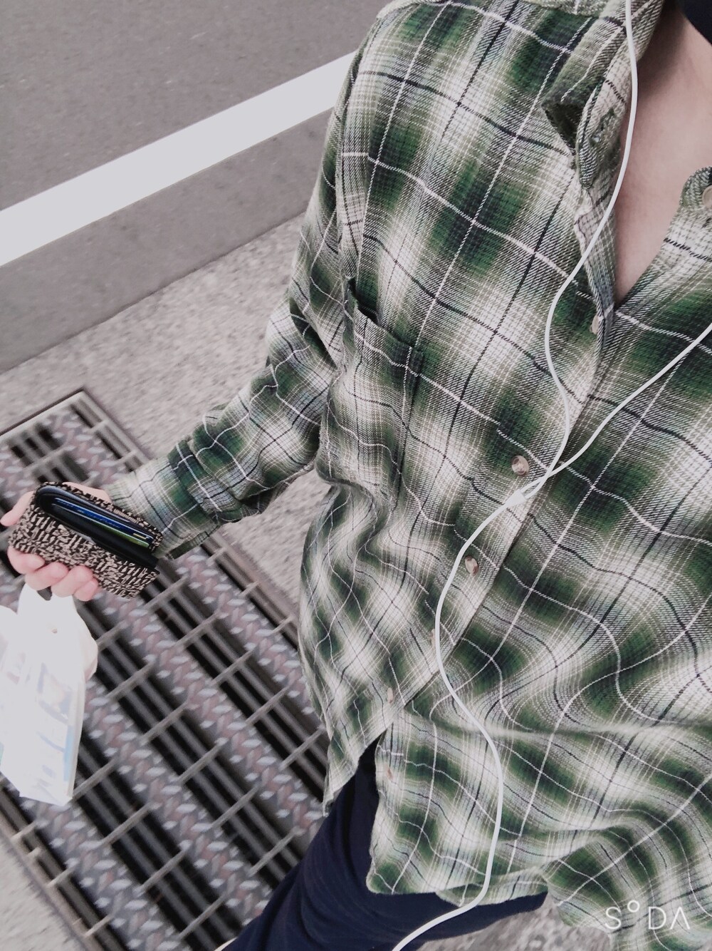 「チェック柄に恋してる、ラフコーデ、コンビニ行くだけ、ビッグシルエット、秋服、スウェットパンツ、チェックシャツ、ゆるコーデ、プチプラ、古着」｜「great northwestのアイテム（シャツ/ブラウス、グリーン系）」を使った、ukaさん（メンズ・175cm）の秋コーディネートの1枚目の写真