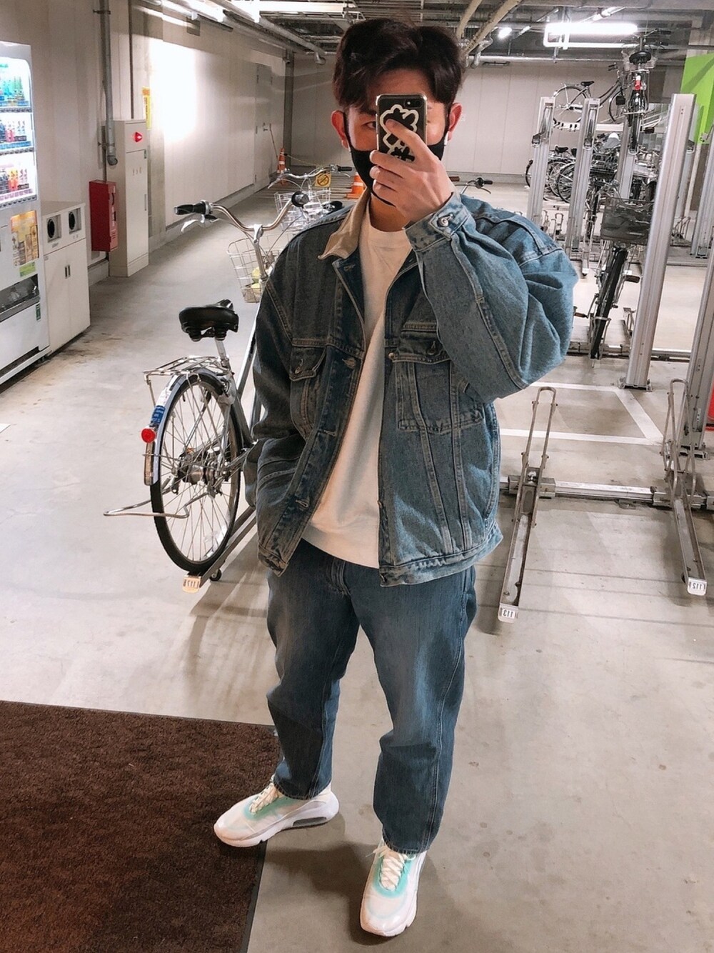 「シンプル、春、スニーカー、ストリート、古着MIX、NIKE、デニム、デニムオンデニム、おしゃれさんと繋がりたい、休日スタイル」｜「UNIQLOのアイテム（スウェット、ホワイト系）」を使った、ukaさん（メンズ・175cm）の春コーディネートの1枚目の写真