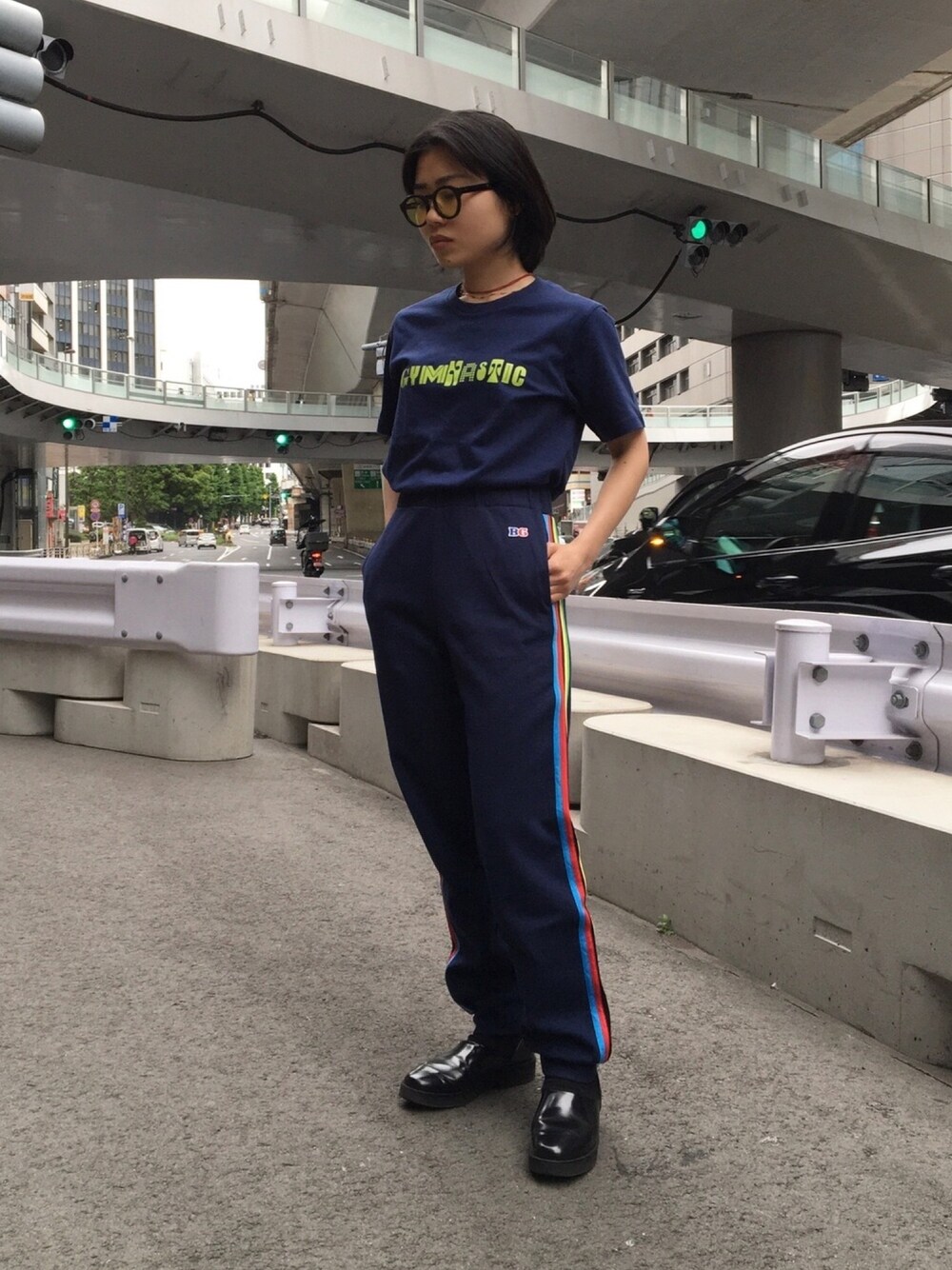 ブルー系のTシャツ/カットソー、ブルー系のスウェットパンツ、ブラック系のサングラスを着用したレディースの春コーディネートの1枚目の写真