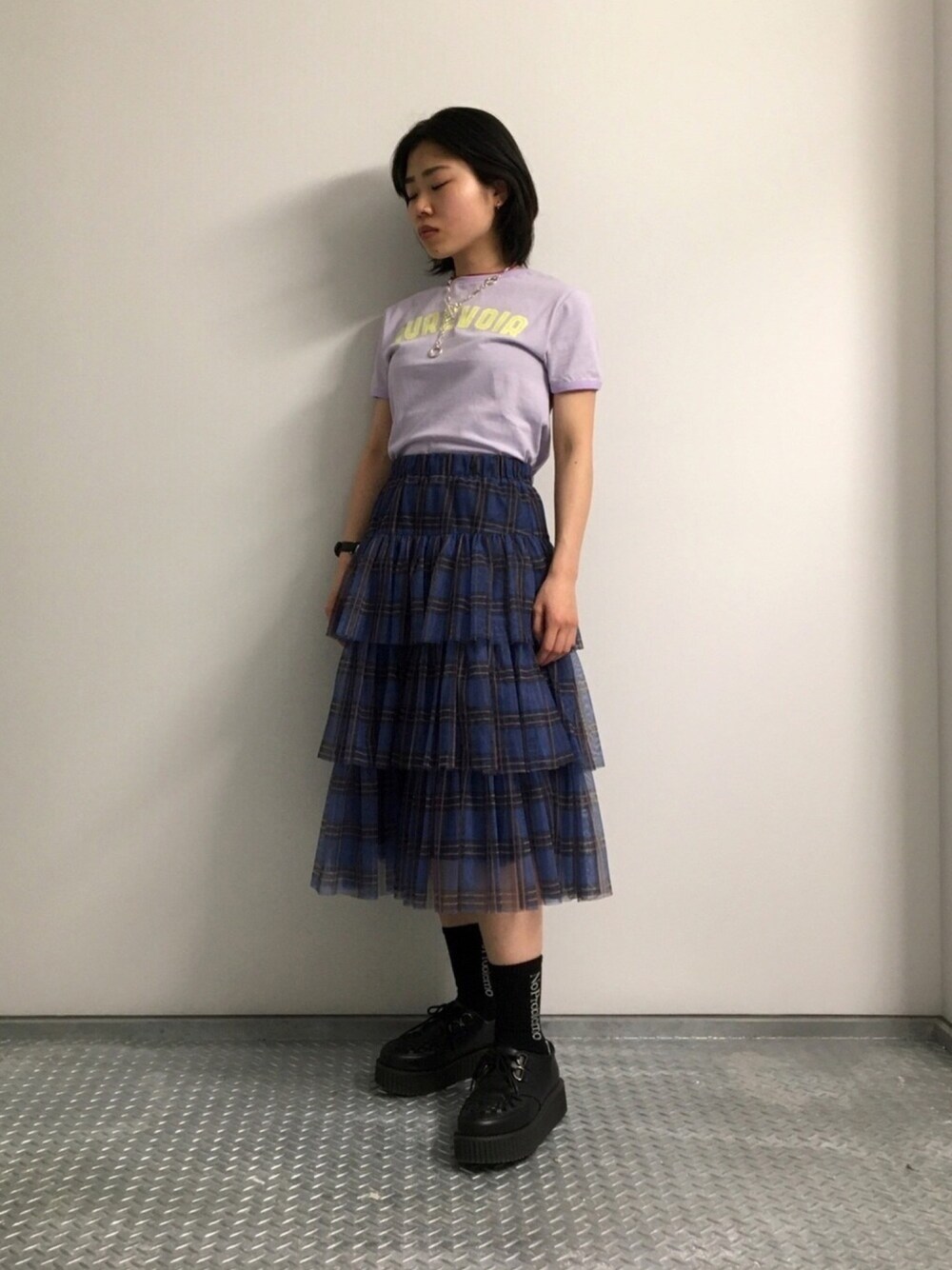 パープル系のTシャツ/カットソー、ブルー系のスカート、シルバー系のネックレスを着用したレディースの春コーディネートの1枚目の写真