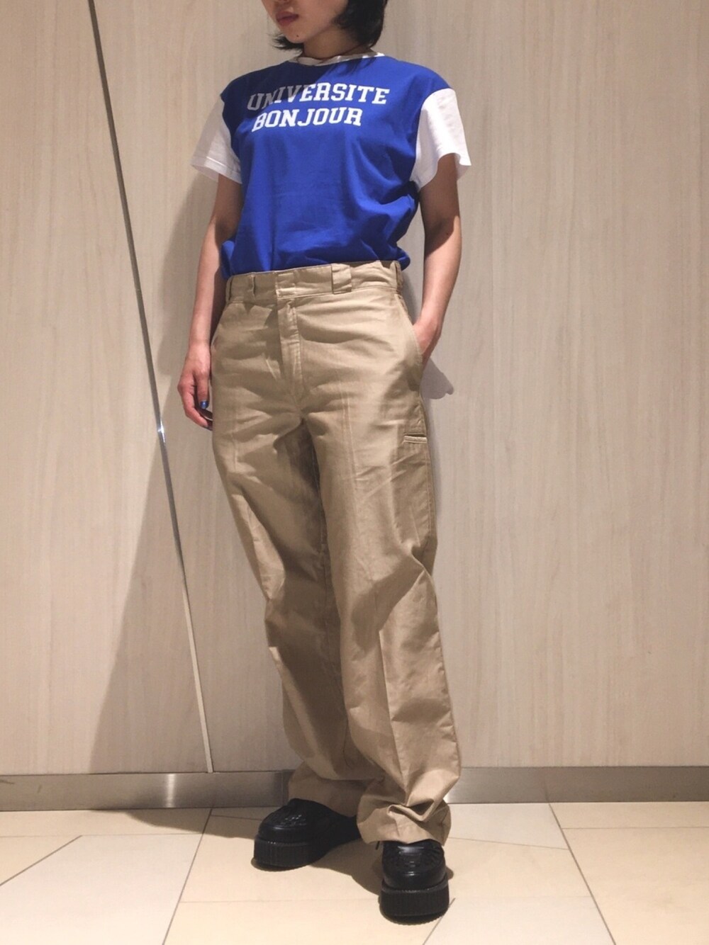 ブルー系のTシャツ/カットソー、ベージュ系のパンツを着用したレディースの春コーディネートの1枚目の写真