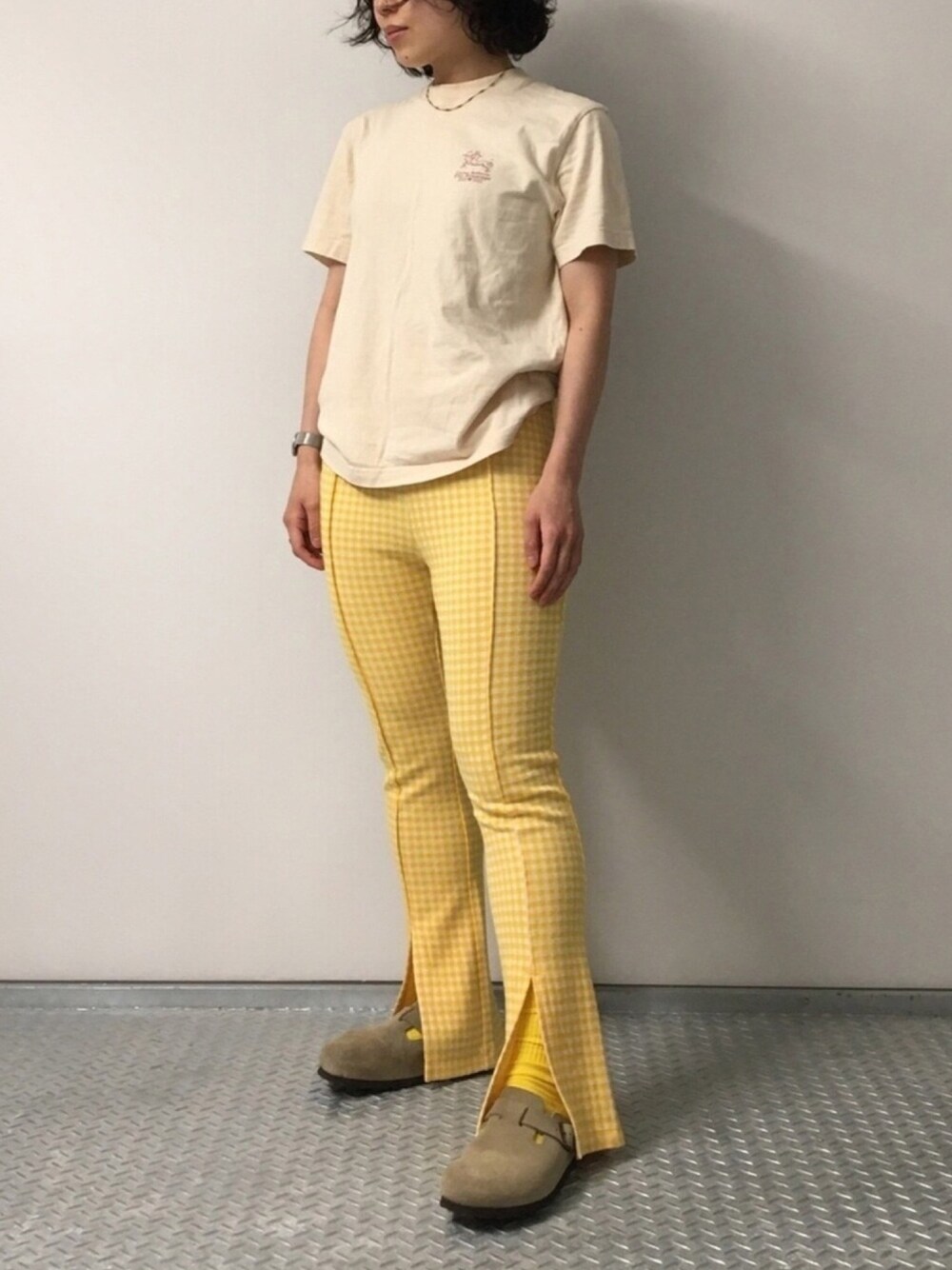 イエロー系のその他パンツ、ベージュ系のTシャツ/カットソーを着用したレディースの夏コーディネートの1枚目の写真
