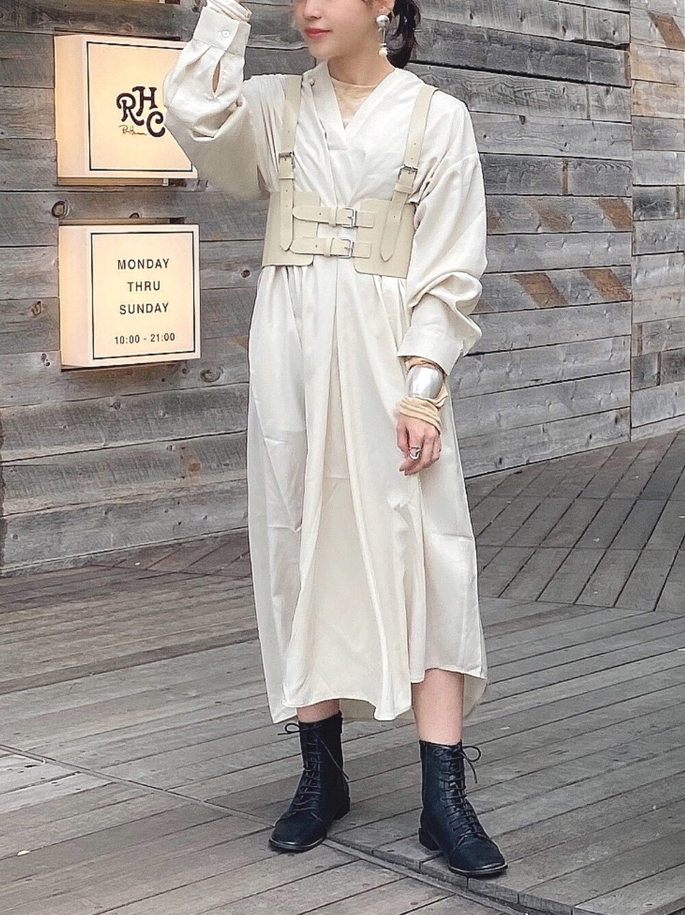「シャツワンピ、ベージュコーデ、ハーネス、タイダイ柄、Kastane、WHO’S WHO gallery、ワンピース、秋のコーデ、レイヤードスタイル、低身長コーデ」｜「ROSE BUDのタック入りスキッパーワンピース（ワンピース、ホワイト系）」を使った、たけいまなみさん（レディース・152cm）の秋コーディネートの1枚目の写真