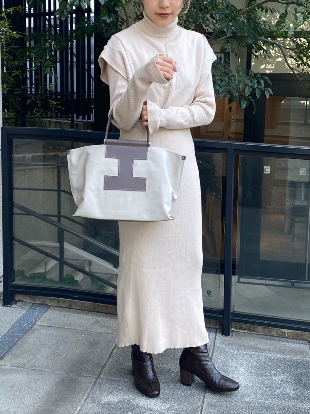 「ワンピース、ニットワンピース、タイトワンピース、白ニット、低身長コーデ、おちびさん、キャンバストート、キャンバスバッグ、レザーバッグ、ベージュコーデ」｜「IACUCCIの【内ポケット付】NEWキャンバストートバッグM【SORBETTO-4091】（トートバッグ、ベージュ系）」を使った、たけいまなみさん（レディース・152cm）の冬コーディネートの1枚目の写真