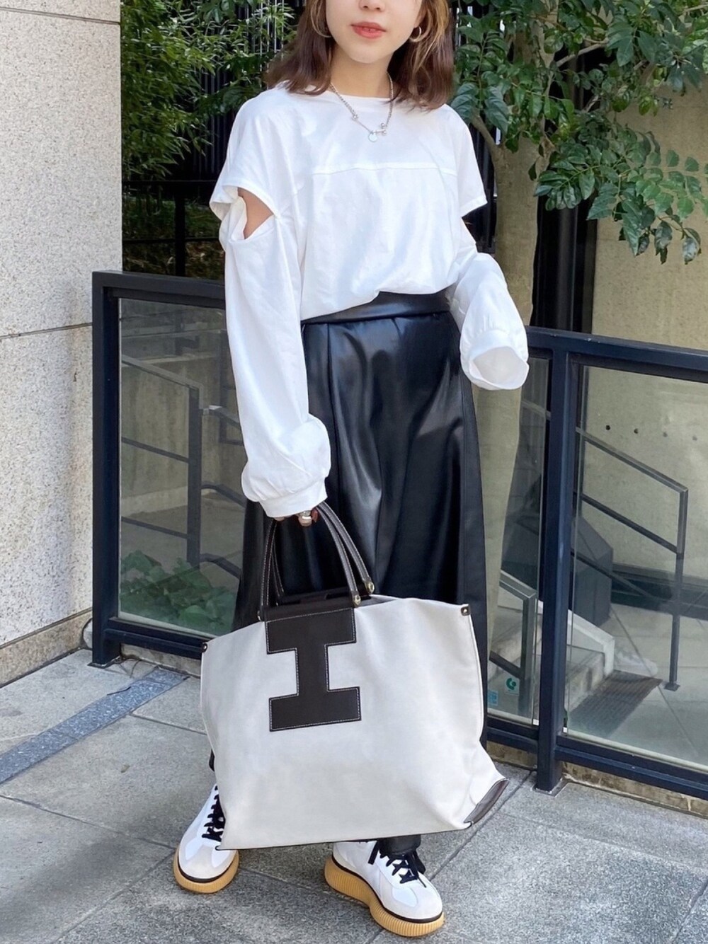 「レザースカート、スニーカー、スニーカーコーデ、オニツカタイガー、低身長コーデ、おちびさん、キャンバストート、レイヤード、旅行、私の推しブランド」｜「Chicoのレザーロングフレアスカート/レザースカート（スカート、ブラック系）」を使った、たけいまなみさん（レディース・152cm）の秋コーディネートの1枚目の写真