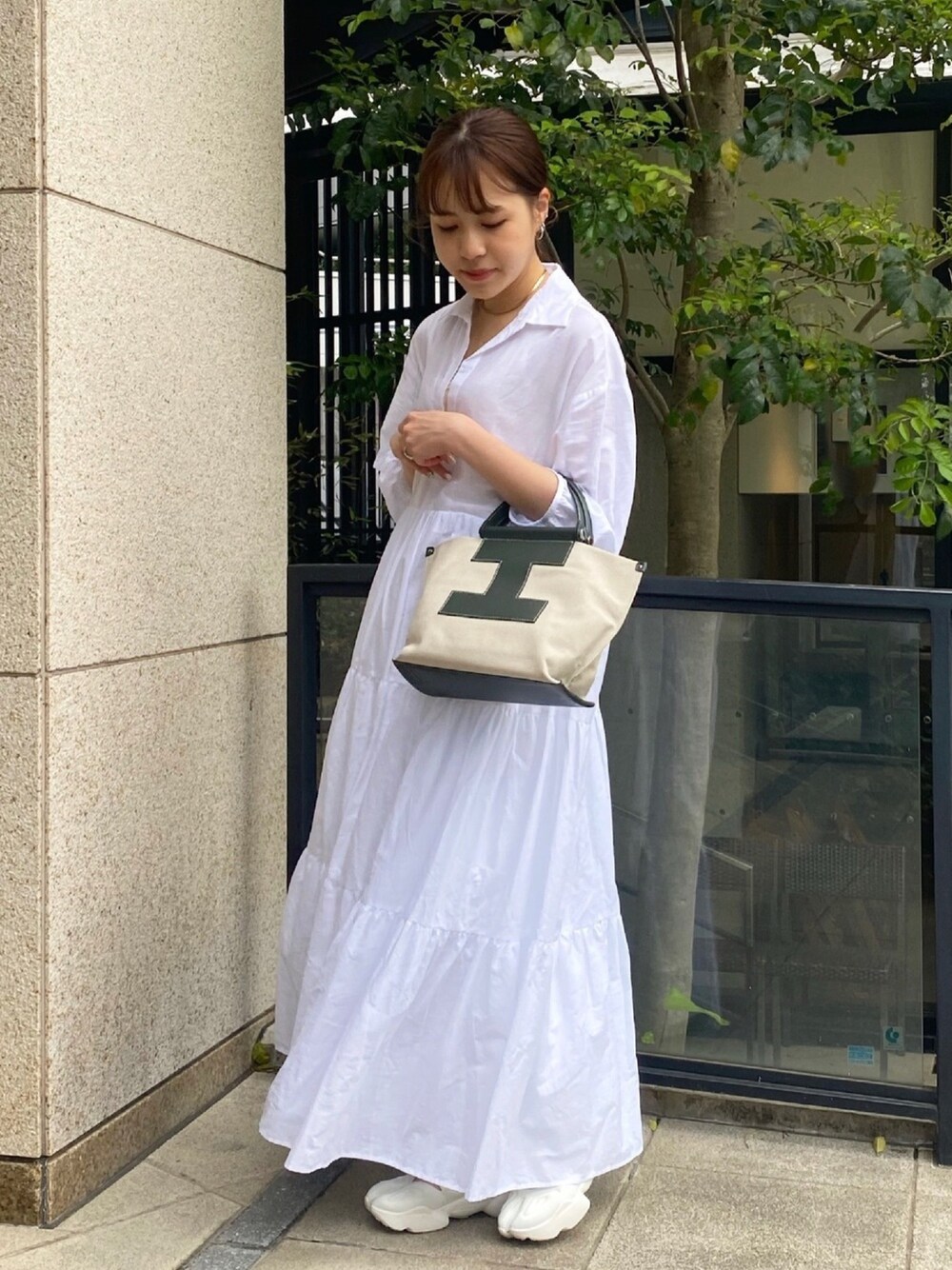 「ロングワンピース、オトナ女子、きれいめカジュアル、キャンバストート、キャンバスバッグ、ZARA、シャツワンピ、ホワイトコーデ、低身長コーデ、白スニーカー」｜「IACUCCIのNEWキャンバストートバッグS【SORBETTO-4090】（トートバッグ、グリーン系）」を使った、たけいまなみさん（レディース・152cm）の春コーディネートの1枚目の写真