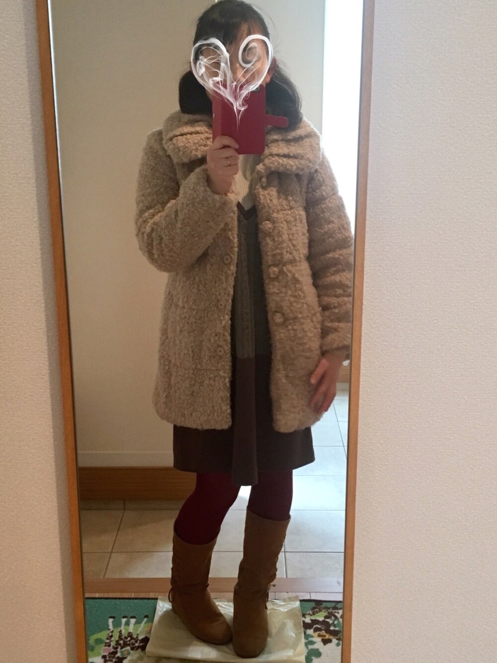 ピンク系のその他アウター、ブラウン系のワンピース、ブラウン系のブーツを着用したレディースの冬コーディネートの1枚目の写真