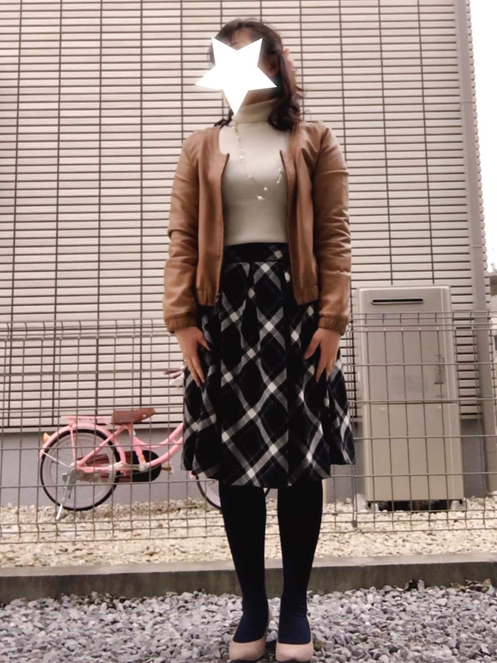 ブラウン系のノーカラージャケット、ブラック系のスカート、ベージュ系のパンプスを着用したレディースの冬コーディネートの1枚目の写真