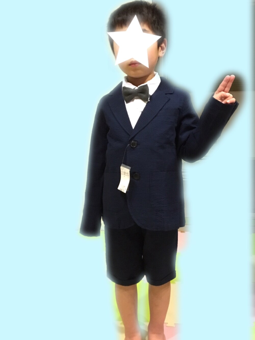 ブルー系のブルゾン、ブルー系のその他パンツ、ホワイト系のシャツ/ブラウスを着用したキッズの冬コーディネートの1枚目の写真