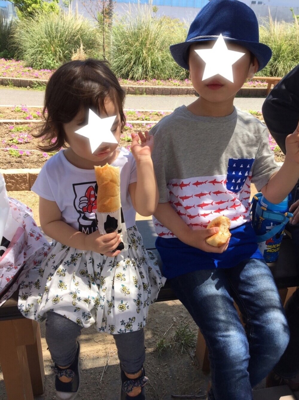 ホワイト系のTシャツ/カットソー、ホワイト系のその他パンツ、グレー系のTシャツ/カットソーを着用したレディースの春コーディネートの1枚目の写真