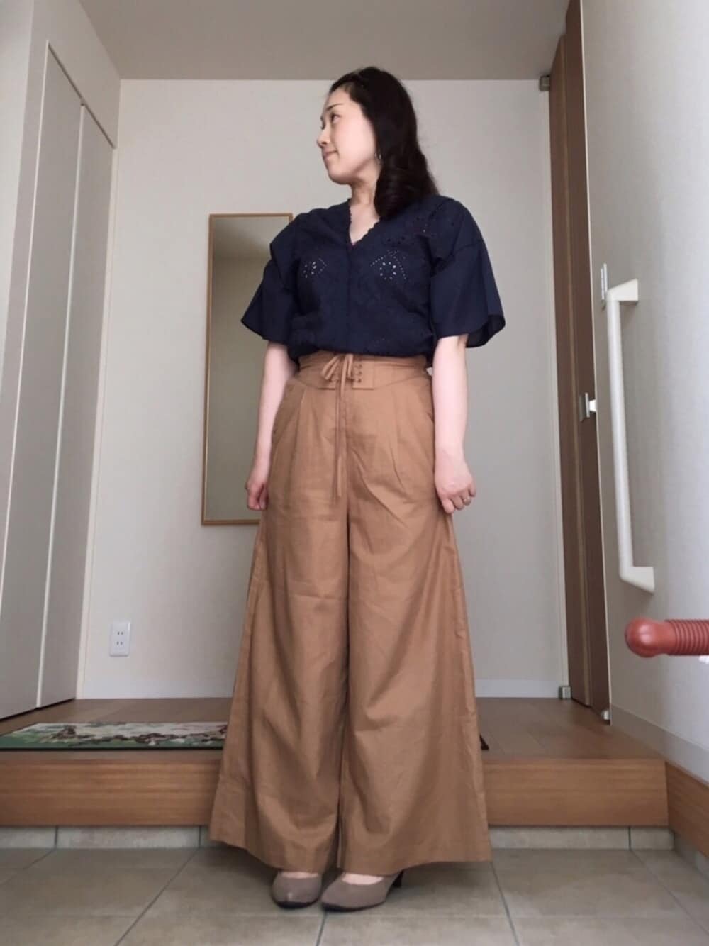 ブルー系のシャツ/ブラウス、ブラウン系のその他パンツ、ベージュ系のパンプスを着用したレディースの夏コーディネートの1枚目の写真