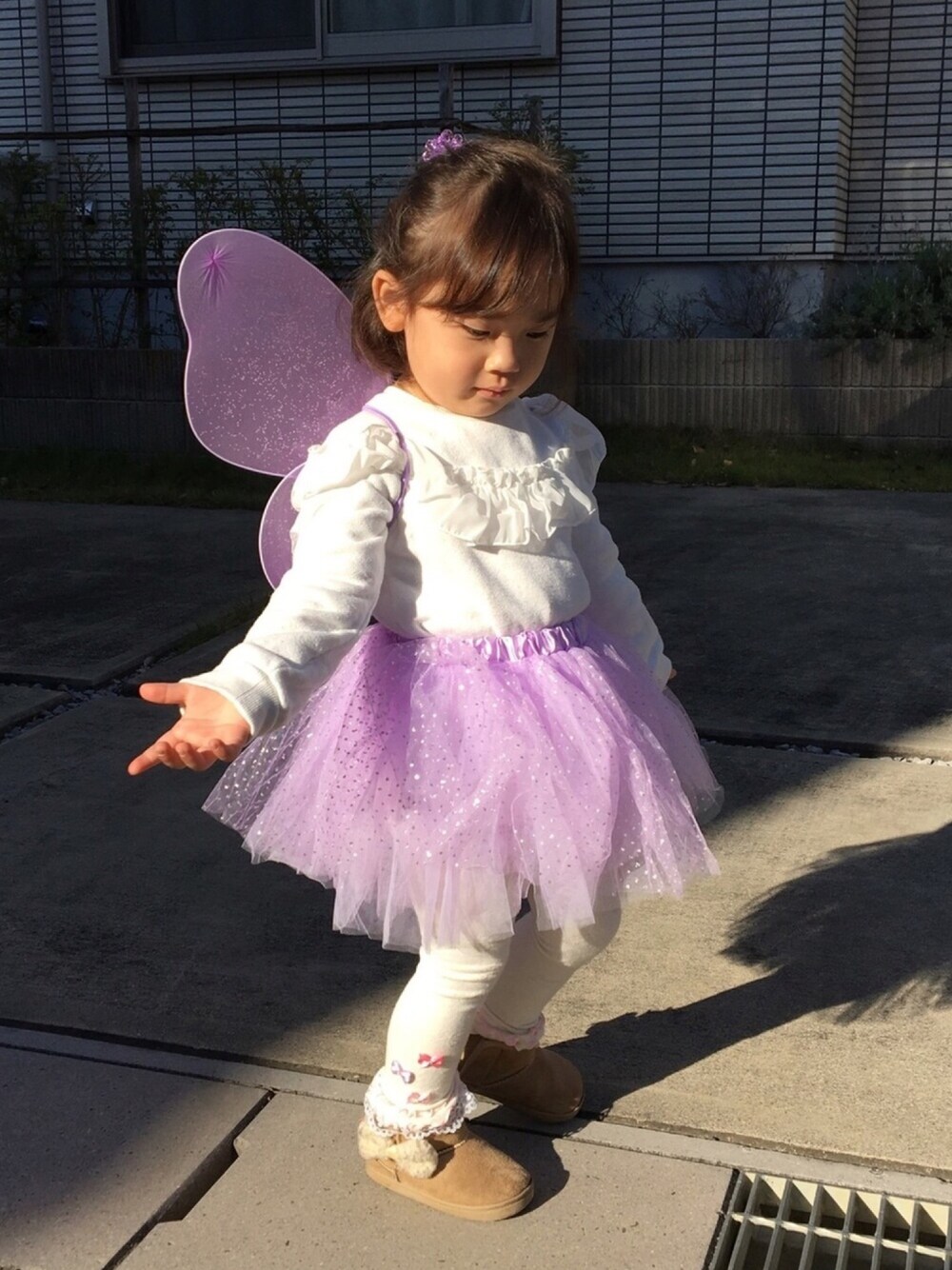 ホワイト系のスウェット、ホワイト系のレギンス/スパッツ、パープル系のその他を着用したレディースの秋コーディネートの1枚目の写真