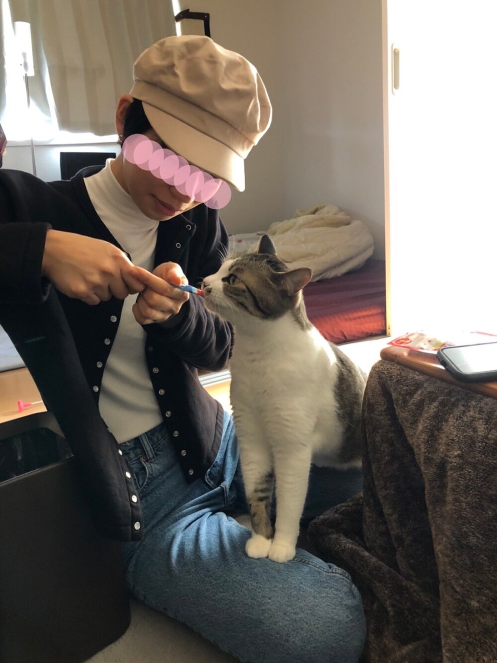 「キャスケット、Ray BEAMS、UNIQLO、リブハイネックT、agnes b.、スナップカーディガン、ZARA、デニム、マムフィット、猫」｜「Ray BEAMSのRay BEAMS / デニム ビッグ キャスケット（キャスケット、ベージュ系）」を使った、5977さん（レディース・167cm）の冬コーディネートの1枚目の写真