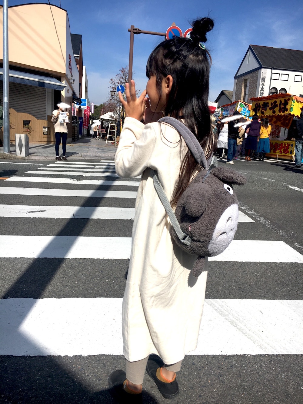 「モンミミ、monmimi、韓国子供服、キッズコーデ、カジュアルコーデ、休日スタイル、おだんごヘア、ベーシック、ワントンコーデ、6歳」｜「momomiのアイテム（ワンピース、ホワイト系）」を使った、・×・4姉妹さん（キッズ・110cm）の秋コーディネートの1枚目の写真