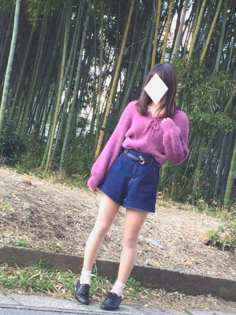 ピンク系のTシャツ/カットソー、ピンク系のニット/セーター、ブルー系のデニムパンツを着用したレディースの春コーディネートの1枚目の写真