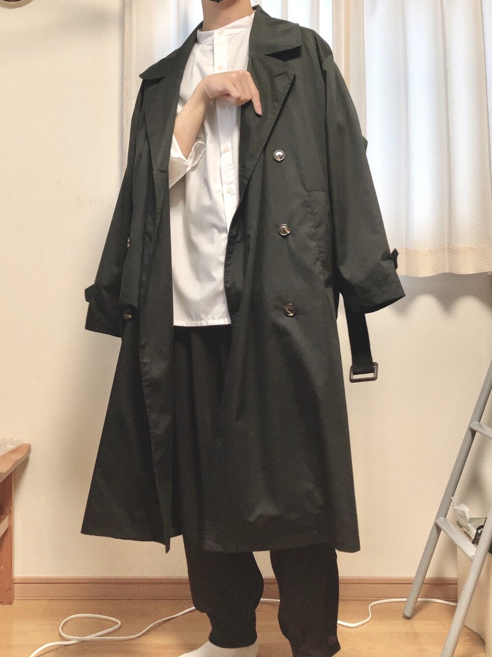 ブラック系のトレンチコート、ホワイト系のシャツ/ブラウス、ブラック系のその他パンツを着用したメンズの秋コーディネートの1枚目の写真