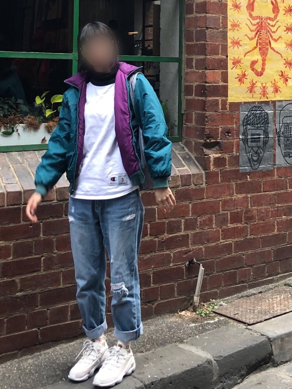 パープル系のジャケット/アウター、ホワイト系のTシャツ/カットソー、グレー系のスニーカーを着用したレディースの秋コーディネートの1枚目の写真