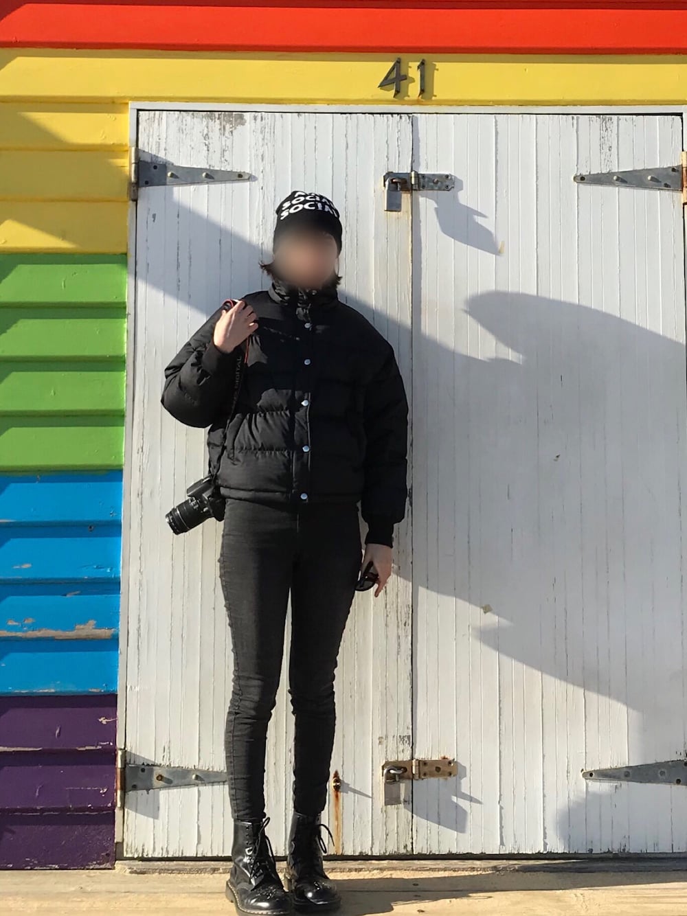 「シンプルコーデ、ワンカラーコーデ、黒コーデ、冬コーデ、海外」｜「ANTI SOCIAL SOCIAL CLUBのアイテム（ニットキャップ/ビーニー、ブラック系）」を使った、エリコさん（レディース・167cm）の夏コーディネートの1枚目の写真