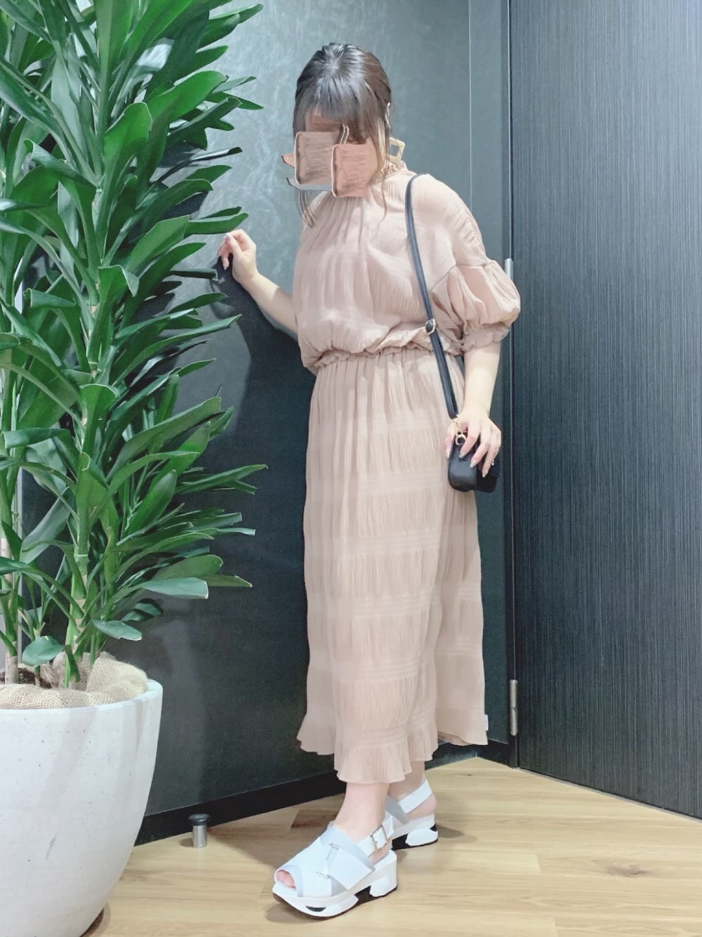 ブラウン系のシャツ/ブラウス、ブラウン系のスカート、ブラック系のボディバッグ/ウエストポーチを着用したレディースの夏コーディネートの1枚目の写真