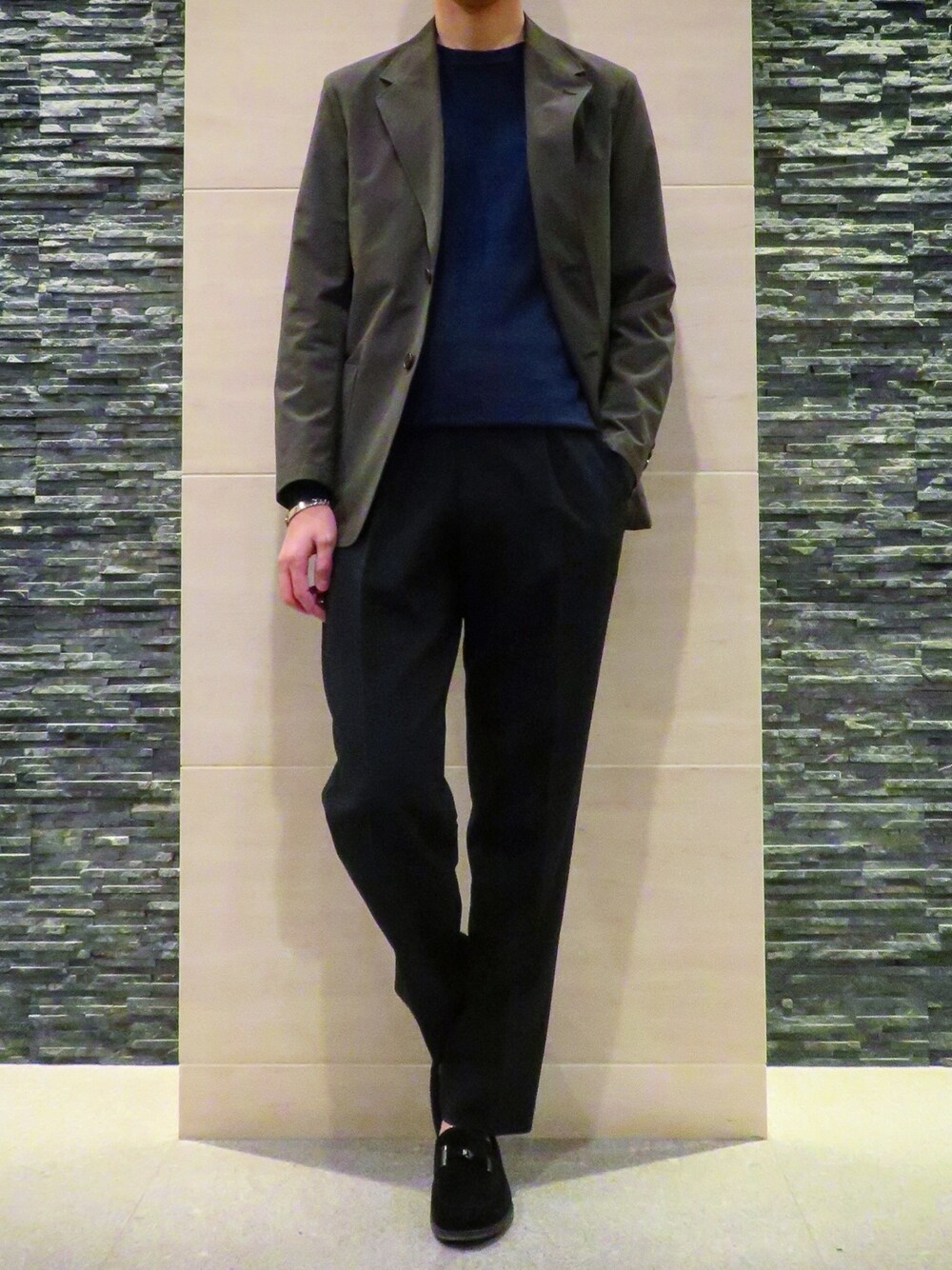 「シンプルコーデ、オトナカジュアル、はるコーデ、黒コーデ、アンコンジャケット、ダークトーンコーデ」｜「MACKINTOSH PHILOSOPHYの【EASY  DRESSING】2WAYストレッチタフタ　ボックスシルエットジャケット（テーラードジャケット、グリーン系）」を使った、ふくたろうさん（メンズ・175cm）の春コーディネートの1枚目の写真