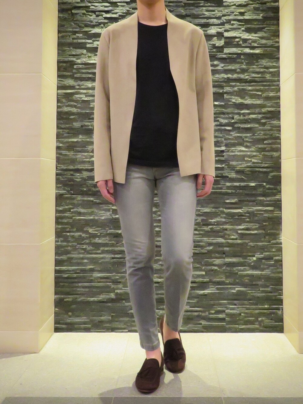 ベージュ系のジャケット/アウター、ブラック系のTシャツ/カットソー、グレー系のデニムパンツを着用したメンズの春コーディネートの1枚目の写真