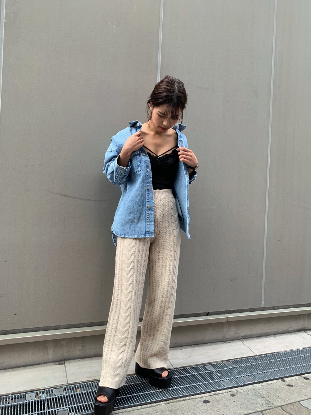「ENVYM、envym_staff、カジュアルコーデ、デニムジャケット、Gジャン、ニットパンツ、大人カジュアル、ベージュコーデ、春コーデ、ラフ」｜「ENVYMのバルキーケーブルＰＴ（その他パンツ、ホワイト系）」を使った、ENVYM_NARUMIさん（レディース・157cm）の冬コーディネートの1枚目の写真