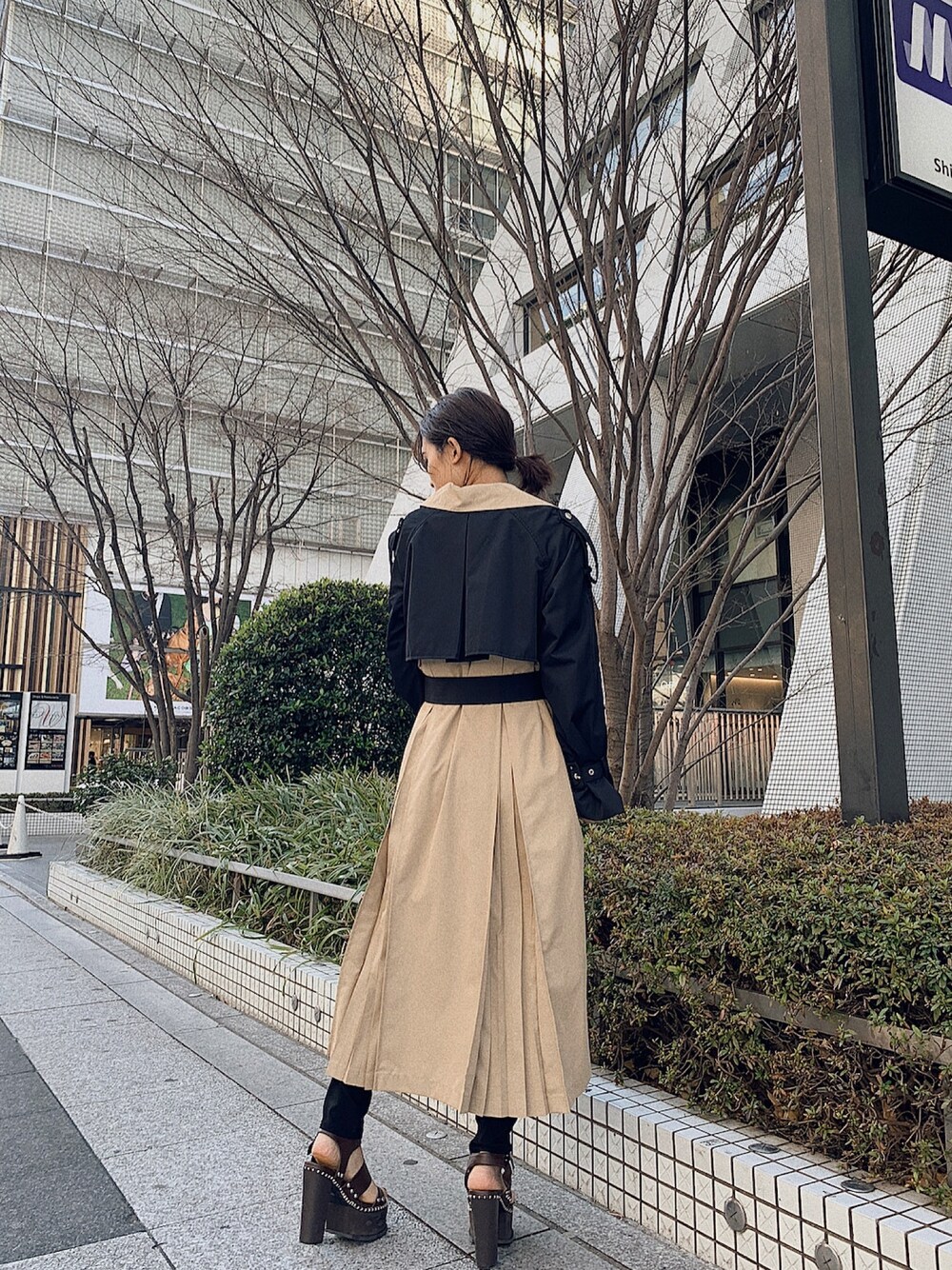 「ENVYM、envym_staff、トレンチコート、ロングコート、春アウター、ライトアウター、ベージュ、ベージュコーデ、大人カジュアル、春コーデ」｜「ENVYMのバックプリーツトレンチＣＴ（トレンチコート、ベージュ系）」を使った、ENVYM_NARUMIさん（レディース・157cm）の春コーディネートの1枚目の写真