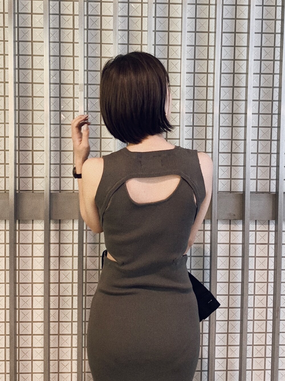「ENVYM、envym_staff、タイトワンピース、ワンピース、カッティング、カーキコーデ、オトナカジュアル、きれいめコーディネート」｜「ENVYMのバックレイヤードカッティングＫＮＩＴ ＯＰ（ワンピース、グリーン系）」を使った、ENVYM_NARUMIさん（レディース・157cm）の春コーディネートの1枚目の写真
