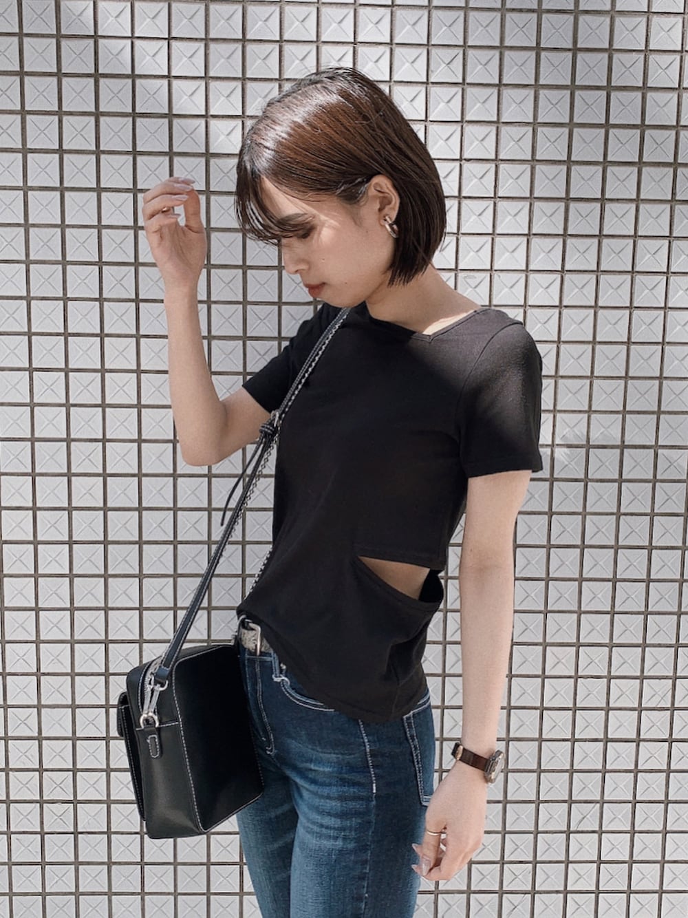 「ENVYM、envym_staff、Tシャツ、カジュアル、カジュアルコーデ、スポーツミックス、カッティング、黒Tシャツ、夏コーデ、デニム」｜「ENVYMのカッテイングアシメＴシャツ（Tシャツ/カットソー、ブラック系）」を使った、ENVYM_NARUMIさん（レディース・157cm）の春コーディネートの1枚目の写真