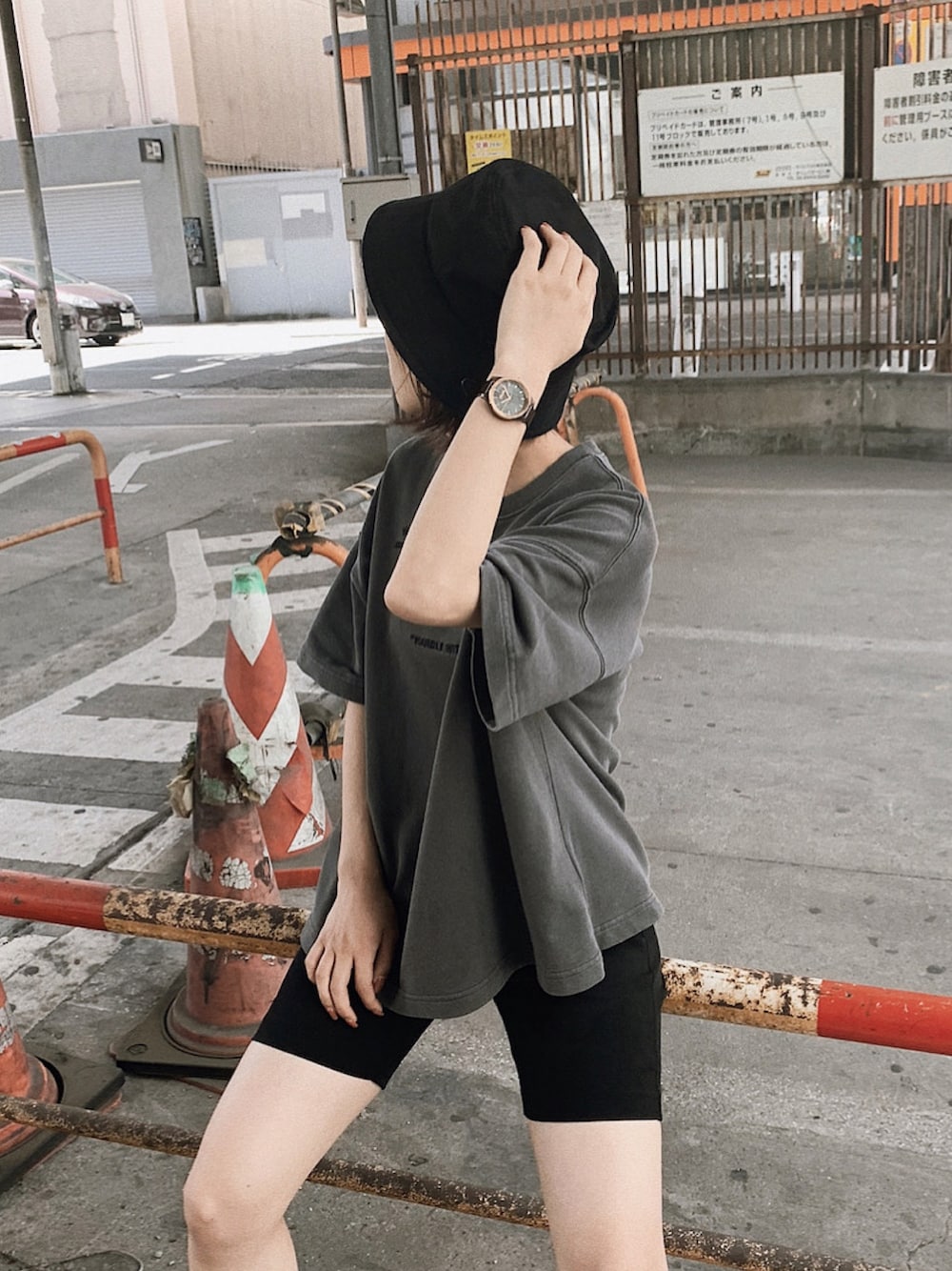 「ENVYM、envym_staff、アンビー、ストリート、スポーティ、カジュアルコーデ、バケットハット、ハーフパンツ、ブラックコーデ、Tシャツ」｜「ENVYMのポイントロゴルーズＴｅｅ（Tシャツ/カットソー、ブラック系）」を使った、ENVYM_NARUMIさん（レディース・157cm）の夏コーディネートの1枚目の写真