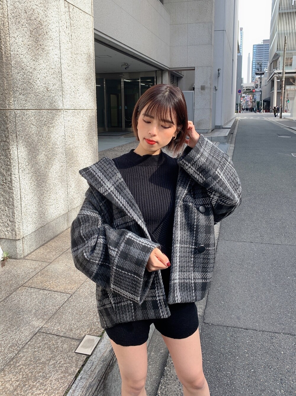 「ENVYM、オトナカジュアル、ビッグシルエット、カジュアル、オールインワン、チェック、コクーンコート、カジュアルコーデ、モノトーンコーデ、おしゃれさんと繋がりたい」｜「ENVYMのカシュクールニットオールインワン（つなぎ/オールインワン、ブラック系）」を使った、ENVYM_NARUMIさん（レディース・157cm）の冬コーディネートの1枚目の写真
