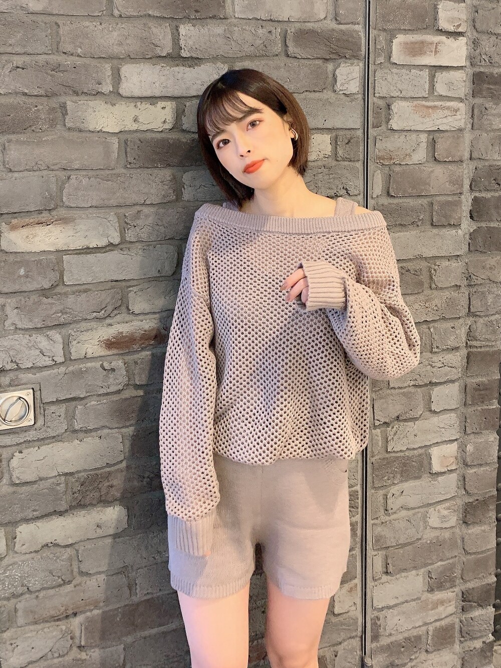 「ENVYM、カジュアルコーデ、大人カジュアル、オールインワン、レイヤードスタイル、ピンクコーデ、オトナカジュアル、休日スタイル、淡色コーデ、はるコーデ」｜「ENVYMのレイヤーニットオールインワン（つなぎ/オールインワン、ブラウン系）」を使った、ENVYM_NARUMIさん（レディース・157cm）の冬コーディネートの1枚目の写真