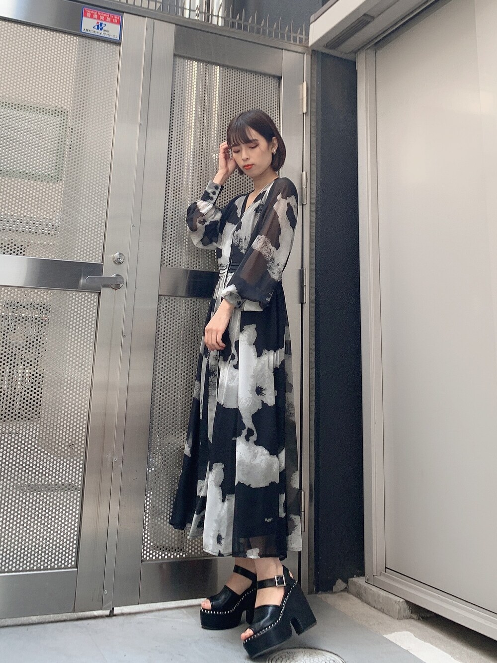 「ENVYM、envym_staff、カジュアル、大人カジュアル、シンプル、柄ワンピース、ワンピース、モノトーン、きれいめカジュアル、春コーデ」｜「ENVYMのアートプリントロングＯＰ（ワンピース、ブラック系）」を使った、ENVYM_NARUMIさん（レディース・157cm）の春コーディネートの1枚目の写真