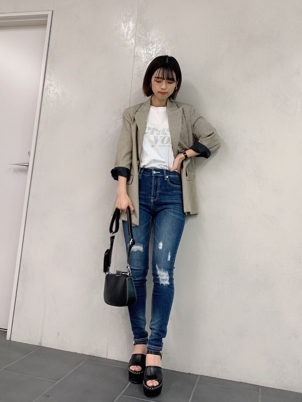 「ENVYM、envym_staff、カジュアル、オトナカジュアル、チェックジャケット、チェック柄、ロンT、きれいめカジュアル、デニム、スキニーデニム」｜「ENVYMのＪＵＳＴ　ＷＡＩＳＴ　ダメージＳＫＩＮＮＹ（デニムパンツ、ブルー系）」を使った、ENVYM_NARUMIさん（レディース・157cm）の春コーディネートの1枚目の写真