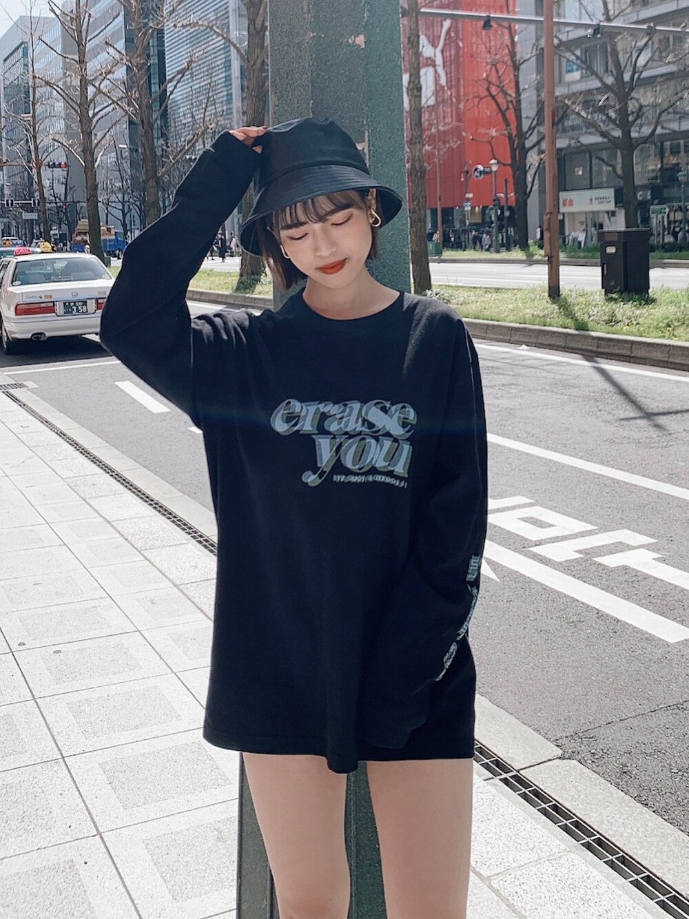 「ENVYM、envym_staff、カジュアル、ストリート、ロンT、バケットハット、ブラック、ブラックコーデ、今日のコーデ、ラフ」｜「ENVYMのｅｒａｓｅ ｙｏｕ ロンＴｅｅ（Tシャツ/カットソー、ブラック系）」を使った、ENVYM_NARUMIさん（レディース・157cm）の春コーディネートの1枚目の写真